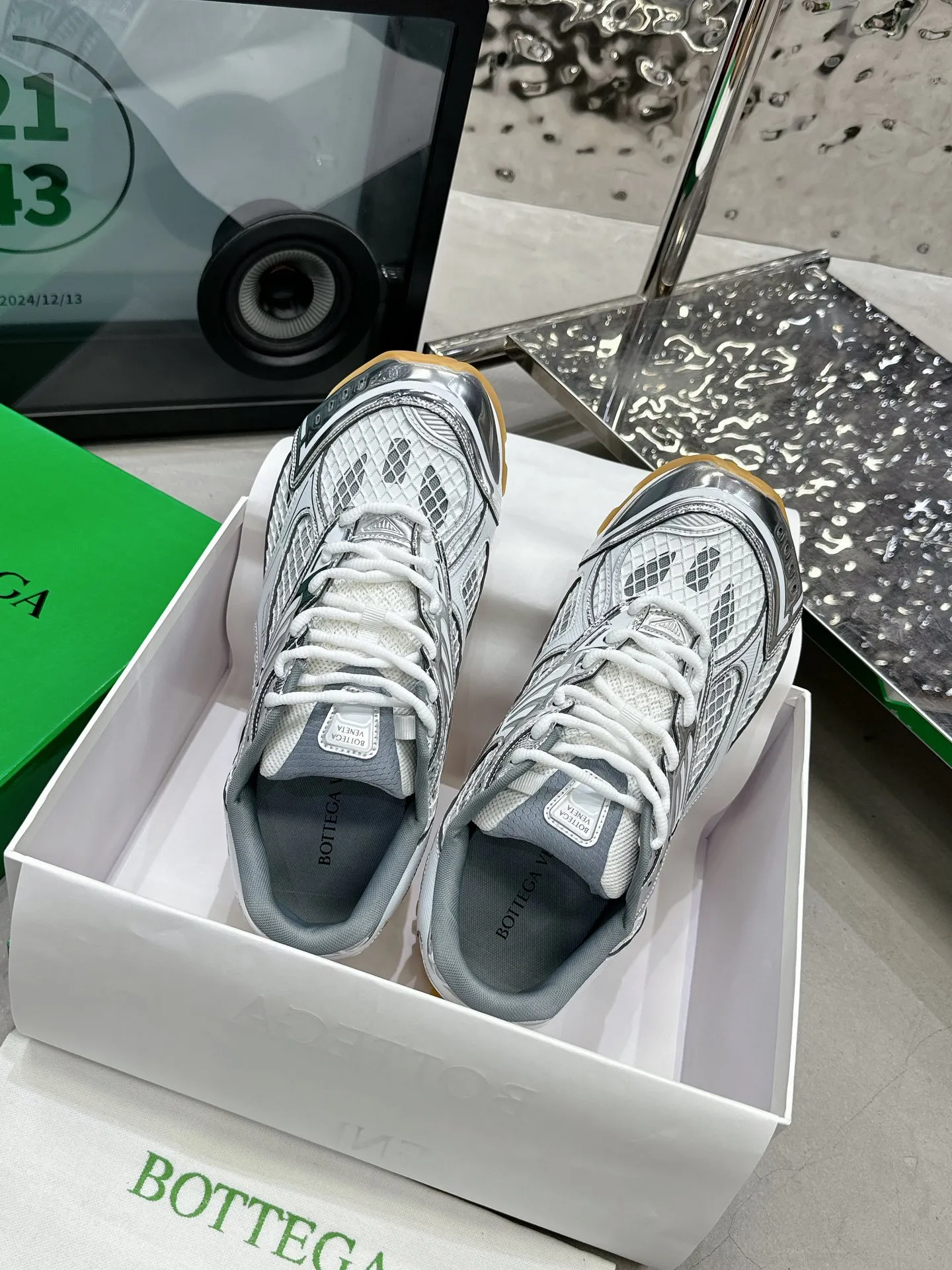 👟👟Ex-factory price 560👟👟 Men ➕20 💰𝐁𝐨𝐭𝐭𝐞𝐠𝐚 𝐕𝐞𝐧𝐞𝐭𝐚 Bodie Home Couple Style 👫BV Sports Shoes Wang Yibo Same Style Casual shoes for couples and dad shoes! Runner sneakers! Original purchase and development! Made of original lightweight technical mesh fabric, the same as the original version! The process is complicated! Paired with a geometric pattern designed rubber outsole, the higher version of the Wang Zha series is actually much taller, but the legs still look slim. Very nice. Durable and durable to play with, standard and version-matching shoe-packing technology. Look for high-end versions. The original outsole is exclusively molded, and the color-blocked TPU outsole is used. The material and weight are the same as the original! Size: Women’s size 35-41 (40 and 41 customized, non-refundable) Men’s size 39-45 (45 customized, non-refundable)